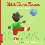 Petit Ours brun joue au foot