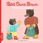 Petit Ours brun nettoie la nature