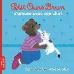 Petit Ours brun s'amuse avec son chat